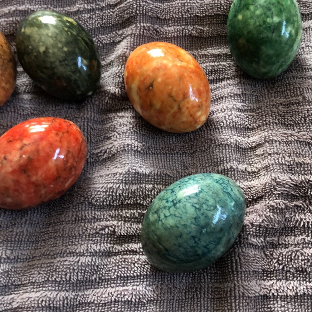 Alabaster eggs 6 eggs beautiful. Nice condition. 👜👜👜👜 - Picture 3 of 3
